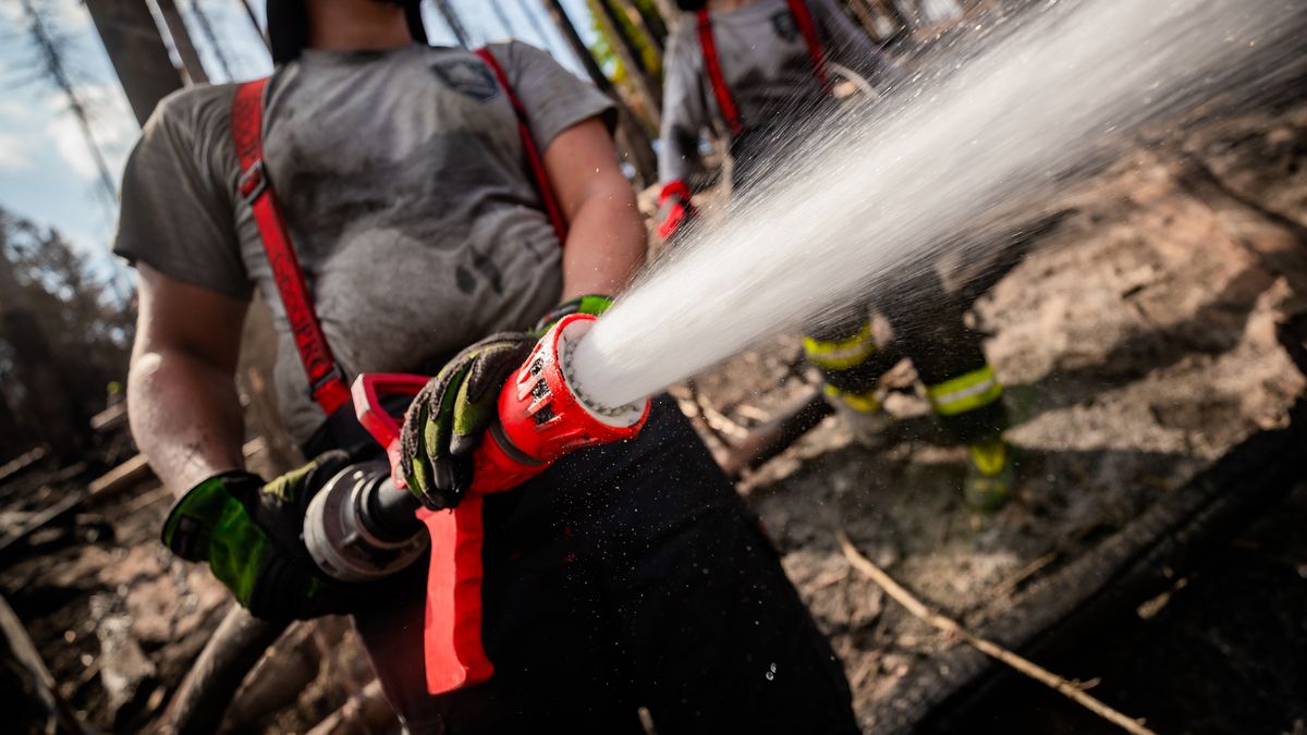 V Českém Švýcarsku hoří na 500 hektarech, někam musí nosit vodu na zádech